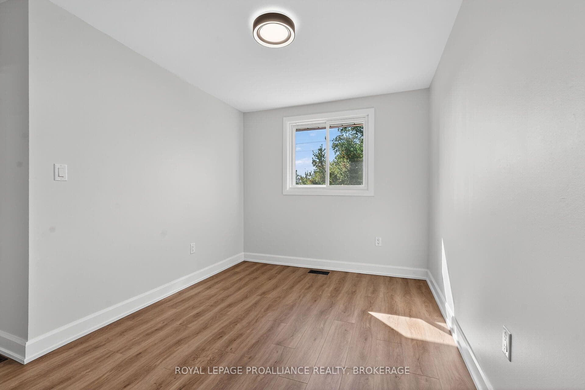 957 Oakview Avenue, Kingston, Frontenac ON K7M 6W9 957 Oakview Avenue, Kingston, Frontenac ON K7M 6W9