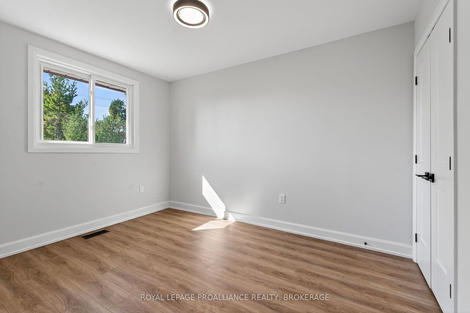957 Oakview Avenue, Kingston, Frontenac ON K7M 6W9 957 Oakview Avenue, Kingston, Frontenac ON K7M 6W9