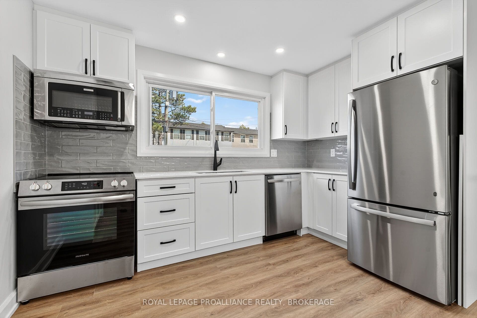 957 Oakview Avenue, Kingston, Frontenac ON K7M 6W9 957 Oakview Avenue, Kingston, Frontenac ON K7M 6W9