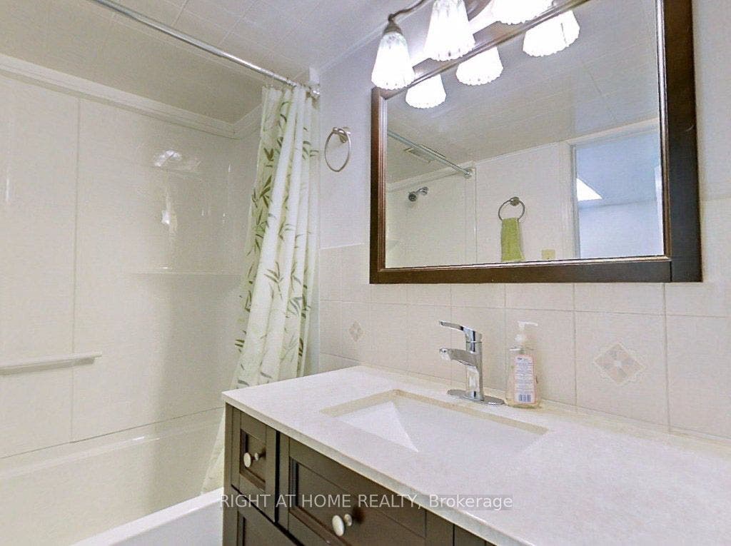 379 Erb Street W, Waterloo, Waterloo ON N2L 1W7 379 Erb Street W, Waterloo, Waterloo ON N2L 1W7