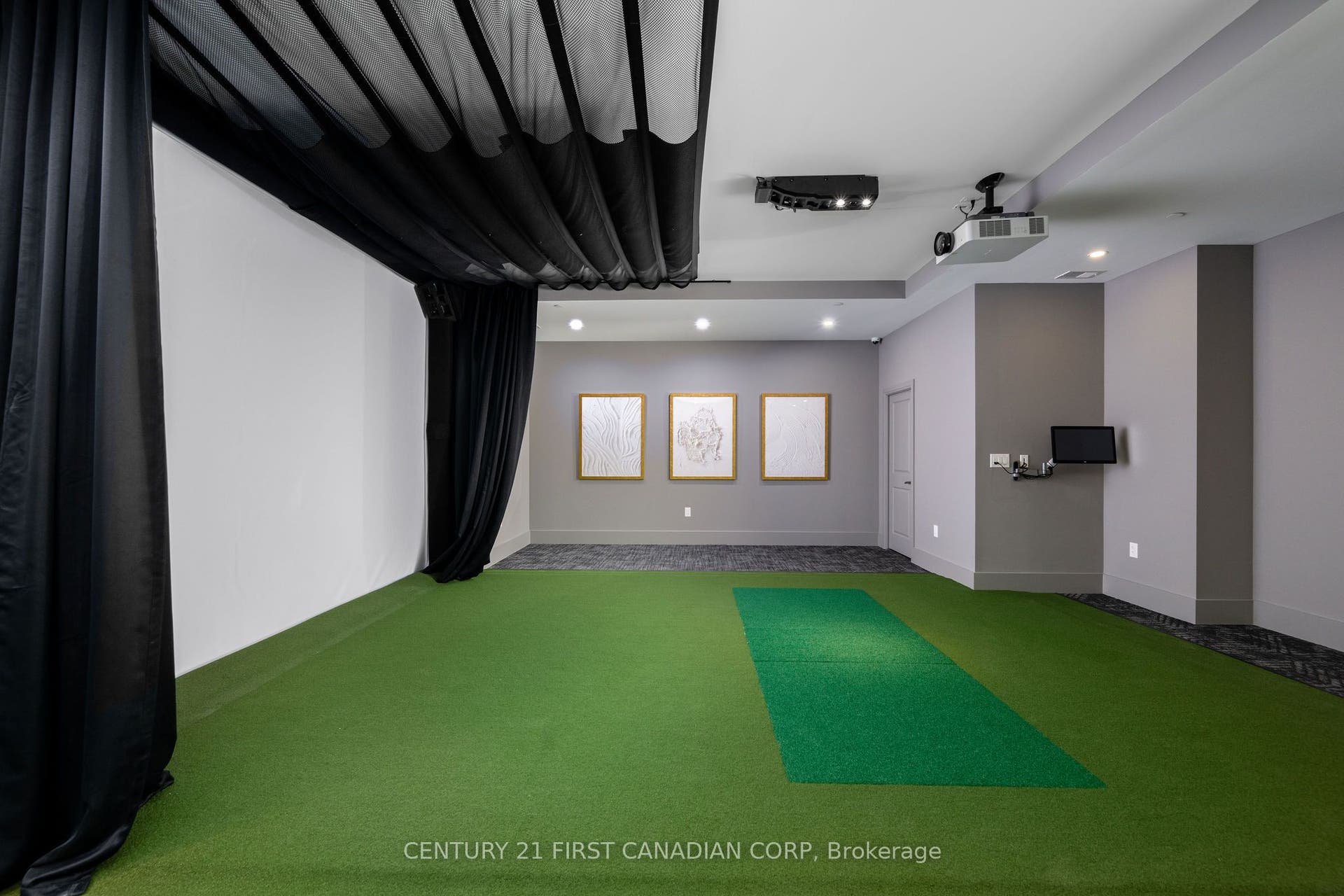 4286 E King Street, #1004, Kitchener, Waterloo ON N2P 2E9 Golf Simulator