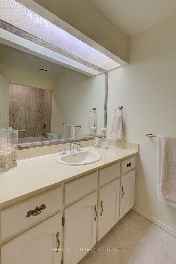 52 Blue Springs Drive, #32, Waterloo, Waterloo ON N2J 4M4 52 Blue Springs Drive, #32, Waterloo, Waterloo ON N2J 4M4