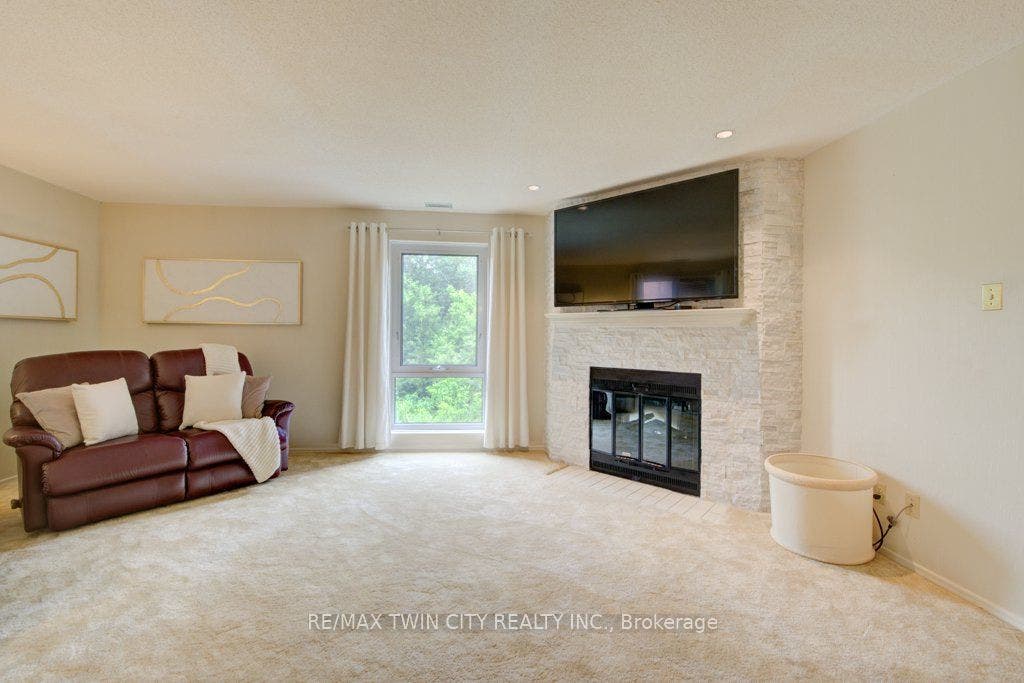 52 Blue Springs Drive, #32, Waterloo, Waterloo ON N2J 4M4 52 Blue Springs Drive, #32, Waterloo, Waterloo ON N2J 4M4