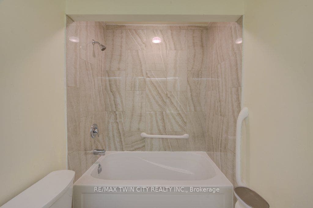 52 Blue Springs Drive, #32, Waterloo, Waterloo ON N2J 4M4 52 Blue Springs Drive, #32, Waterloo, Waterloo ON N2J 4M4