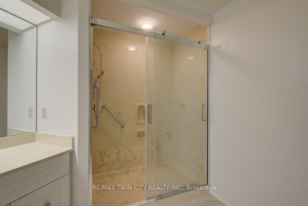52 Blue Springs Drive, #32, Waterloo, Waterloo ON N2J 4M4 52 Blue Springs Drive, #32, Waterloo, Waterloo ON N2J 4M4