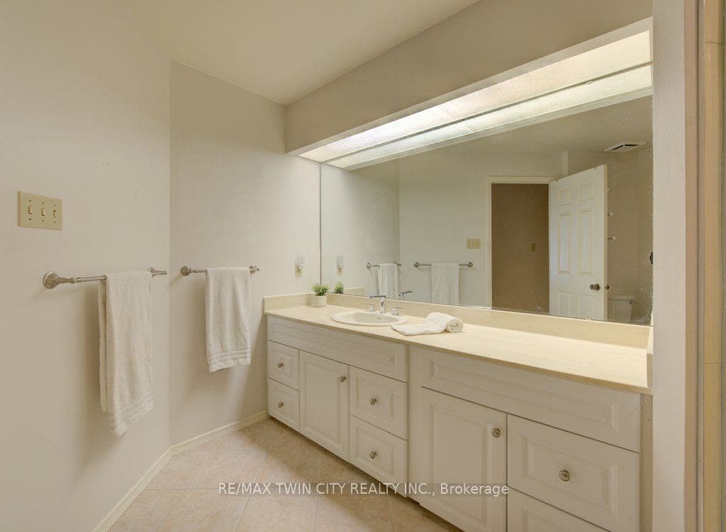 52 Blue Springs Drive, #32, Waterloo, Waterloo ON N2J 4M4 52 Blue Springs Drive, #32, Waterloo, Waterloo ON N2J 4M4