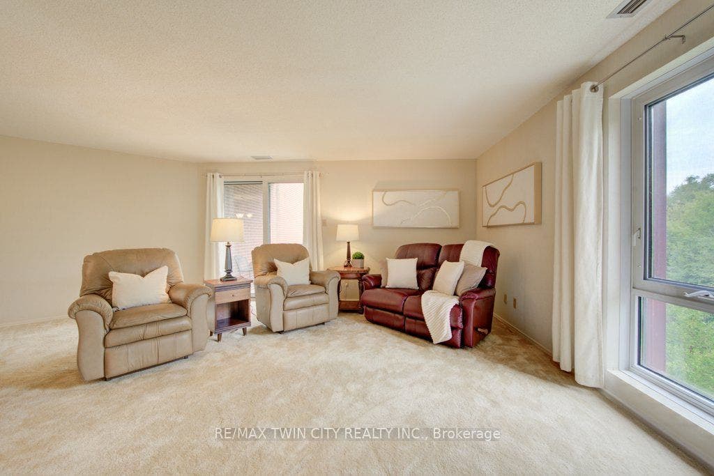52 Blue Springs Drive, #32, Waterloo, Waterloo ON N2J 4M4 52 Blue Springs Drive, #32, Waterloo, Waterloo ON N2J 4M4