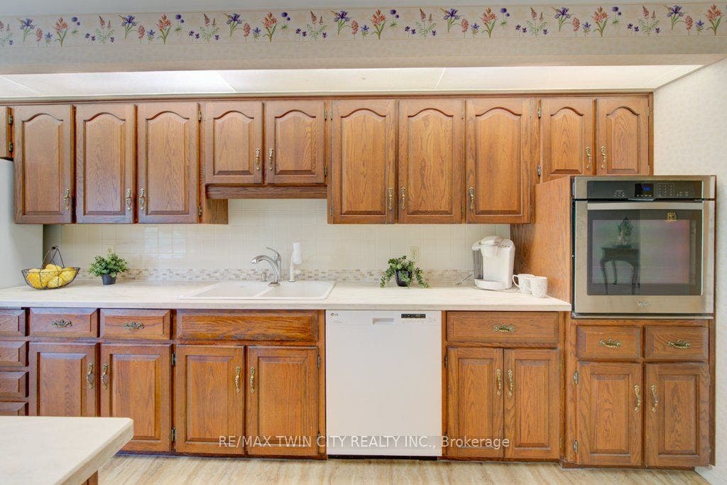 52 Blue Springs Drive, #32, Waterloo, Waterloo ON N2J 4M4 52 Blue Springs Drive, #32, Waterloo, Waterloo ON N2J 4M4
