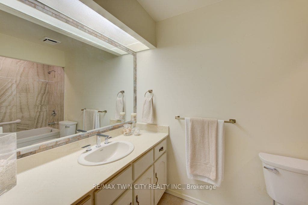 52 Blue Springs Drive, #32, Waterloo, Waterloo ON N2J 4M4 52 Blue Springs Drive, #32, Waterloo, Waterloo ON N2J 4M4