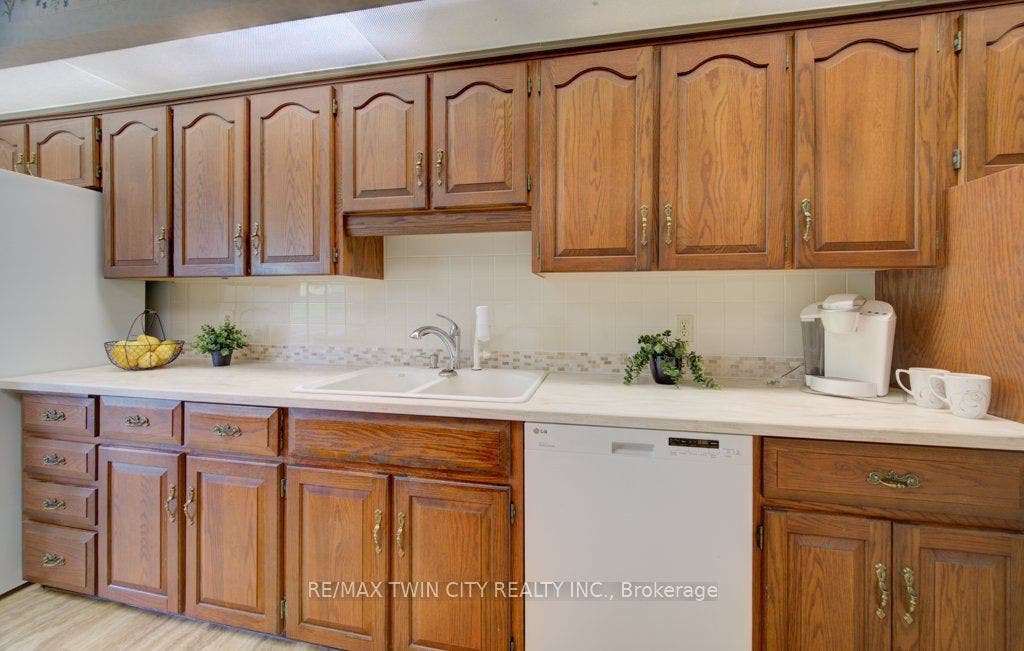 52 Blue Springs Drive, #32, Waterloo, Waterloo ON N2J 4M4 52 Blue Springs Drive, #32, Waterloo, Waterloo ON N2J 4M4