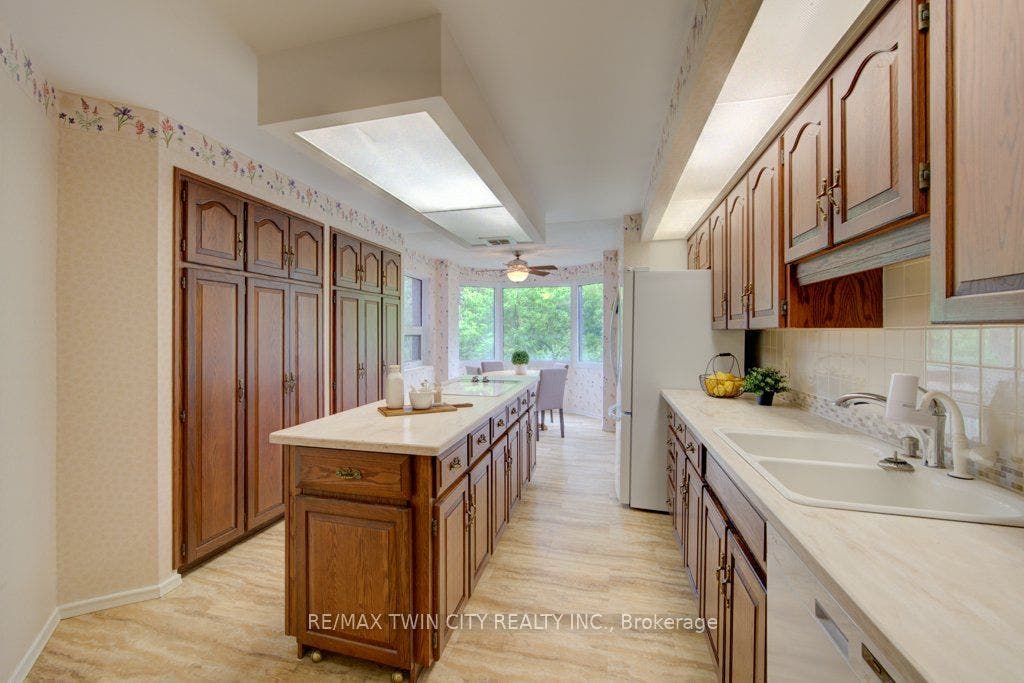 52 Blue Springs Drive, #32, Waterloo, Waterloo ON N2J 4M4 52 Blue Springs Drive, #32, Waterloo, Waterloo ON N2J 4M4
