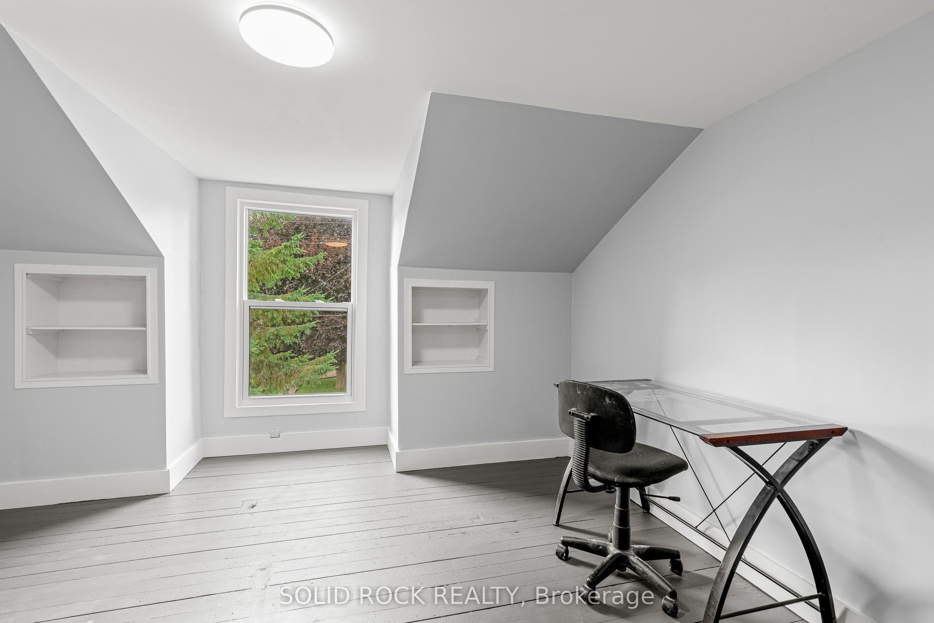 Bright & cheery bedroom 2