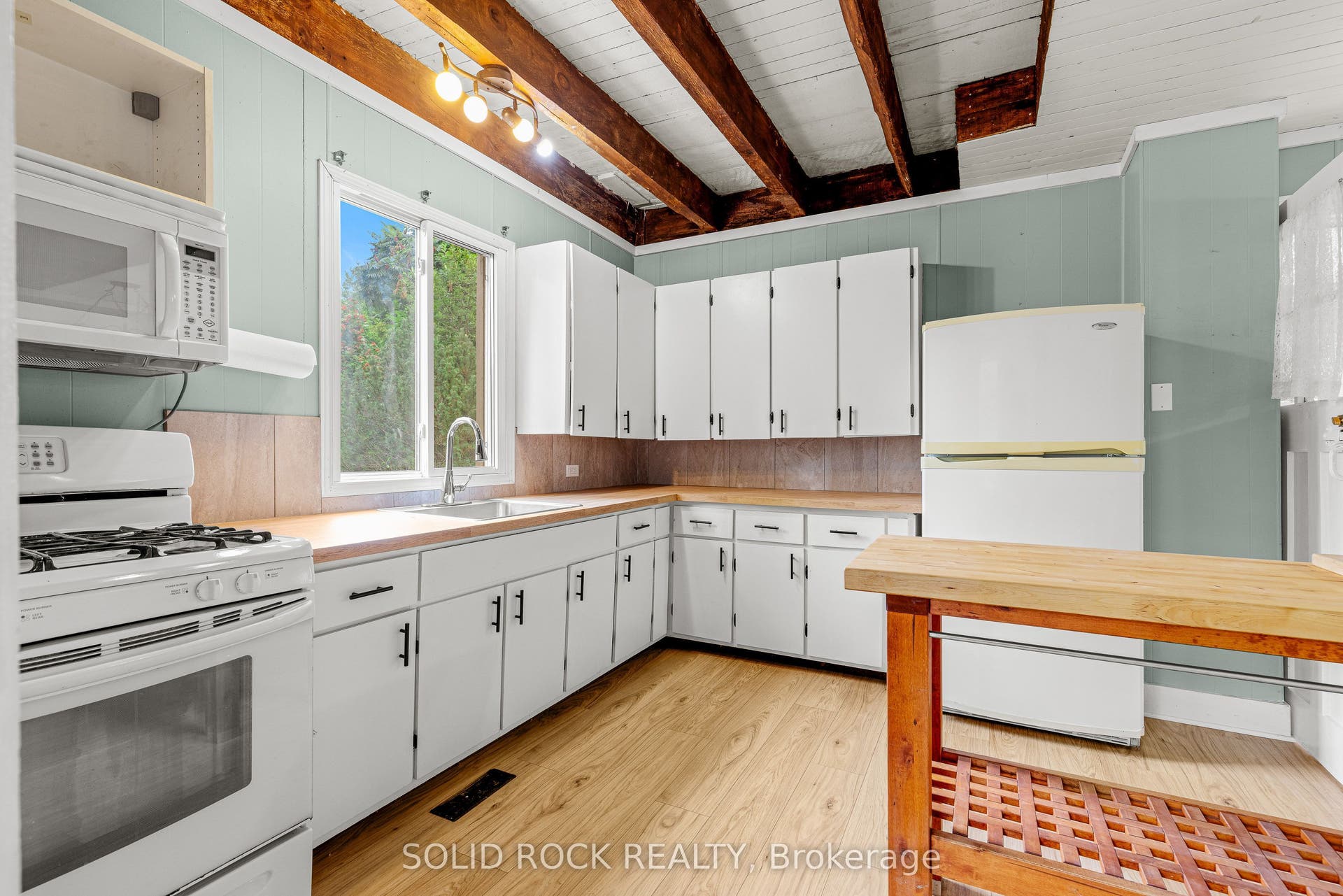Kitchen incl microwave/hood range, fridge & stove