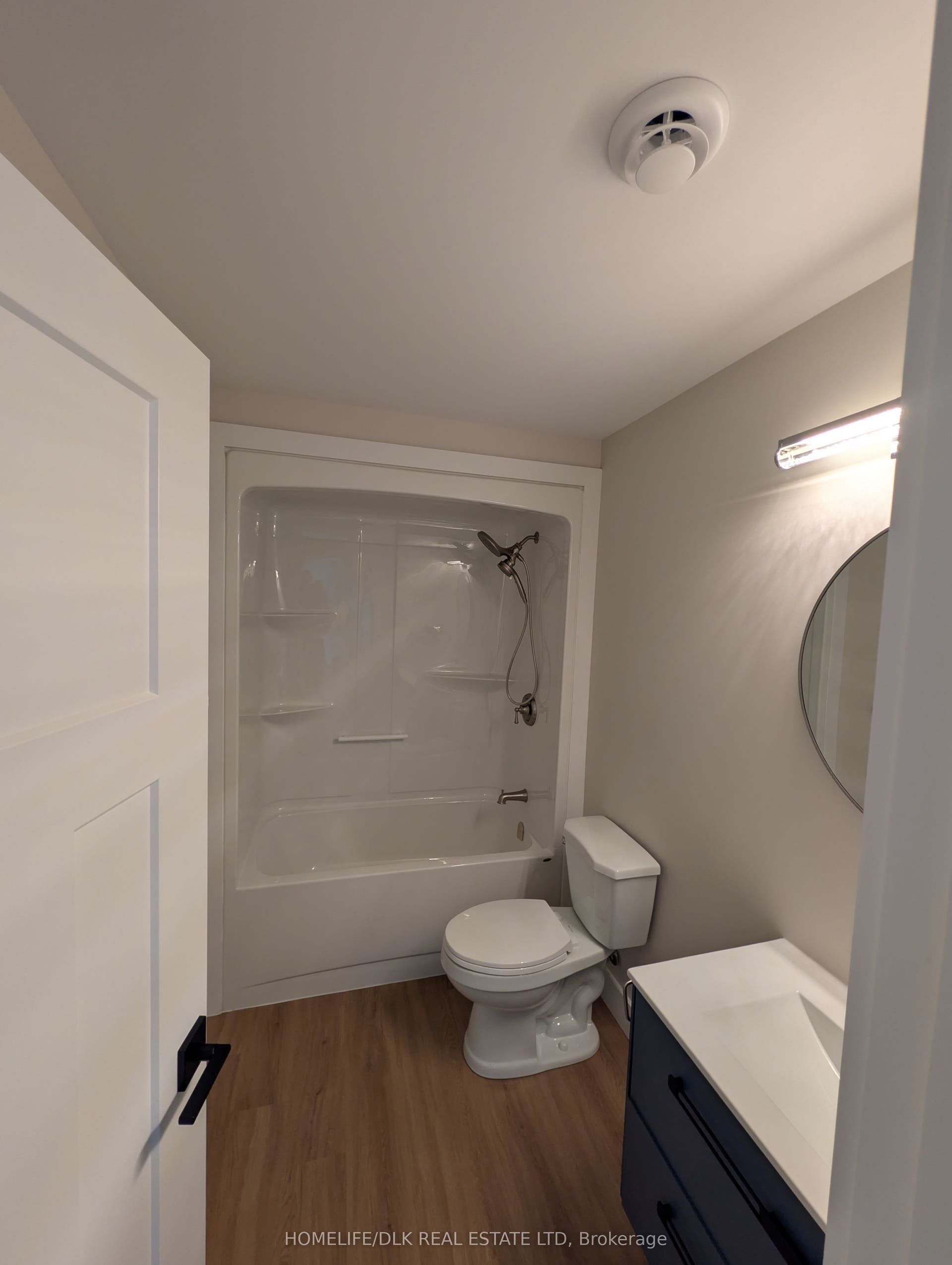 Bathroom to the 1 bedroom.