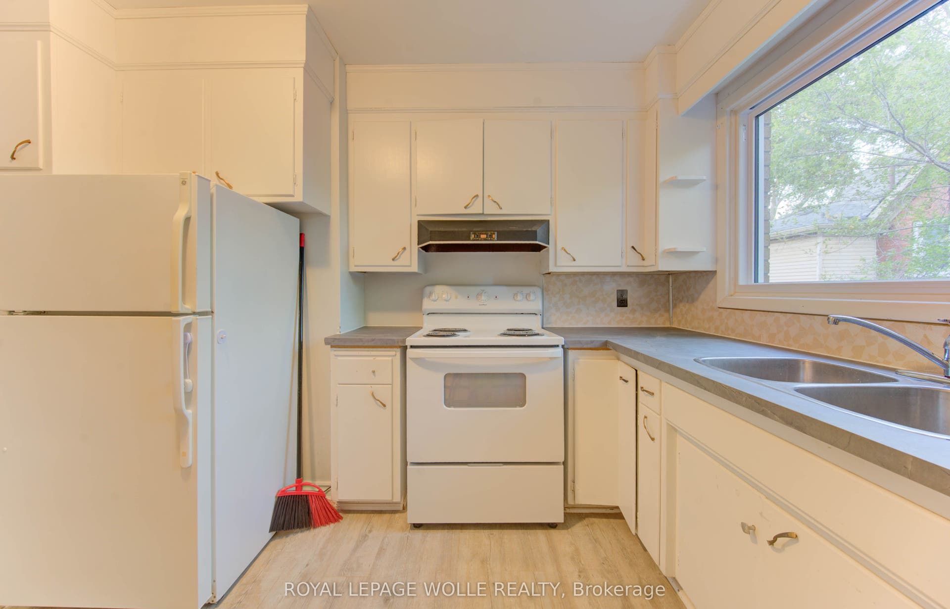 50 Gordon Avenue, Kitchener, Waterloo ON N2H 1N8 50 Gordon Avenue, Kitchener, Waterloo ON N2H 1N8