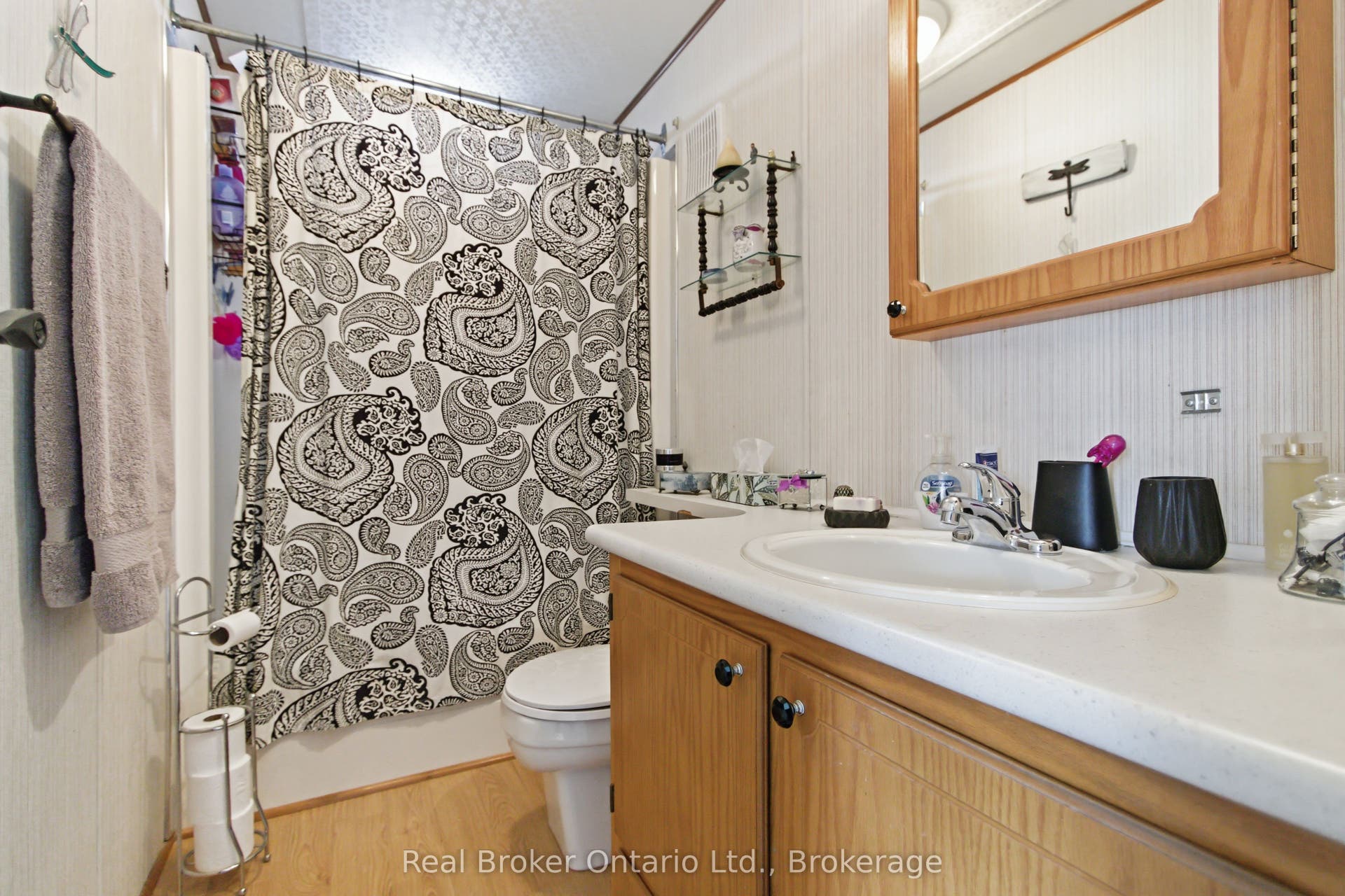 428 Pine Pass, Centre Wellington, Wellington ON N1M 2W5 full 3 piece bathroom