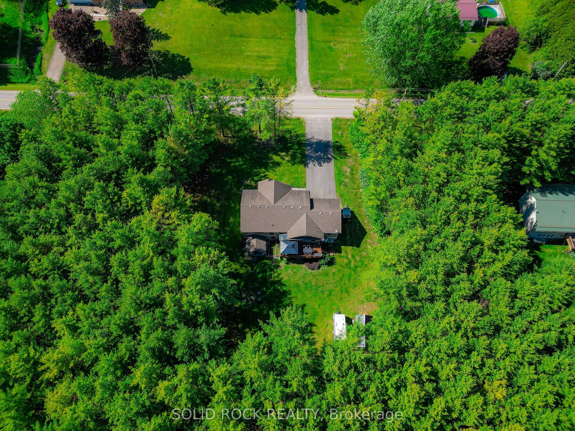 717 Upper Oak Leaf Road, Athens, Leeds And Grenville ON K0E 1B0 Privacy from the moment you arrive.