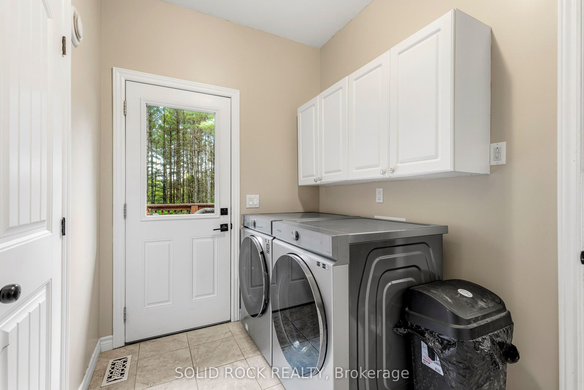 717 Upper Oak Leaf Road, Athens, Leeds And Grenville ON K0E 1B0 Newer appliances in mud room off dining room.