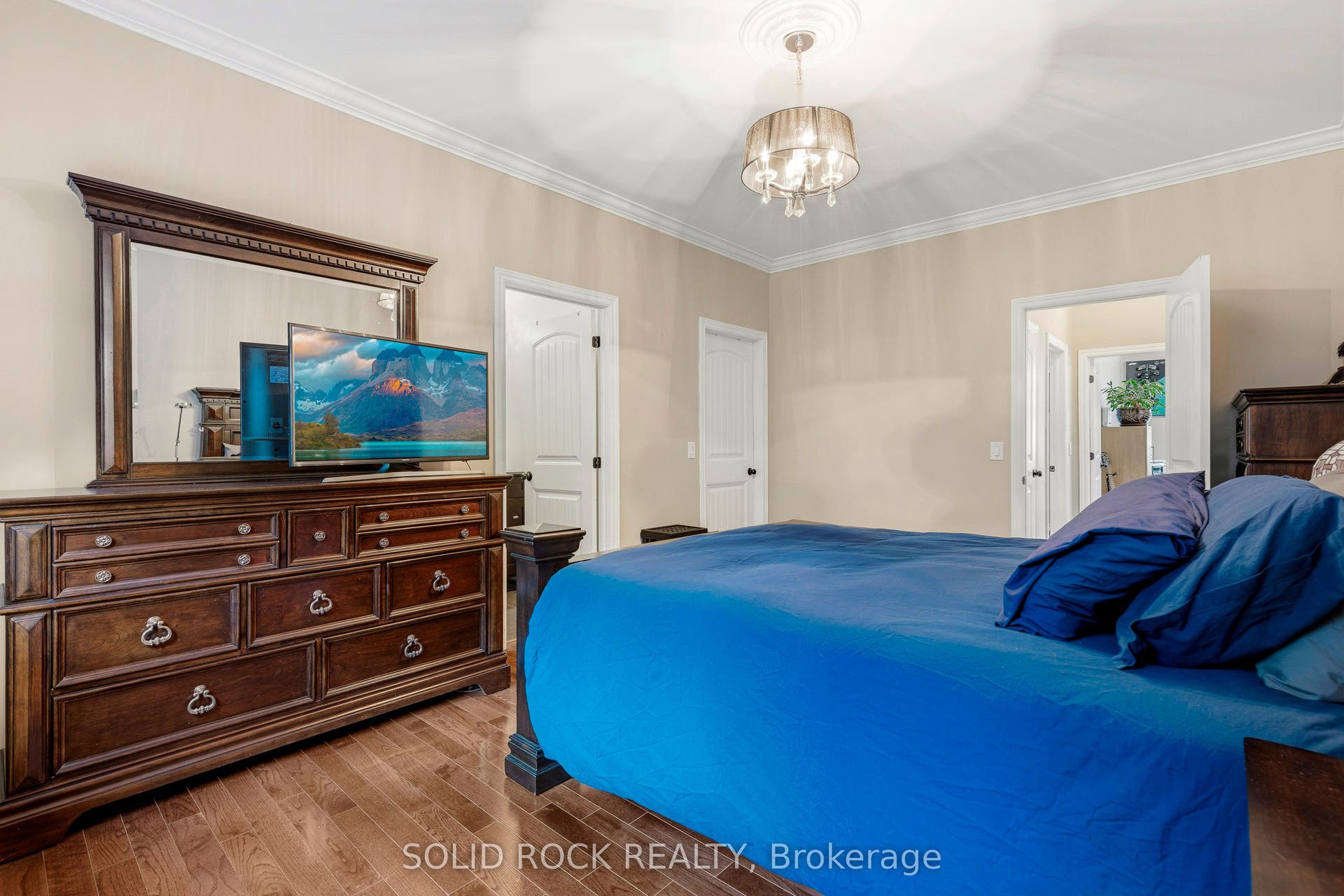 717 Upper Oak Leaf Road, Athens, Leeds And Grenville ON K0E 1B0 Large primary suite with ensuite & walk-in closet.
