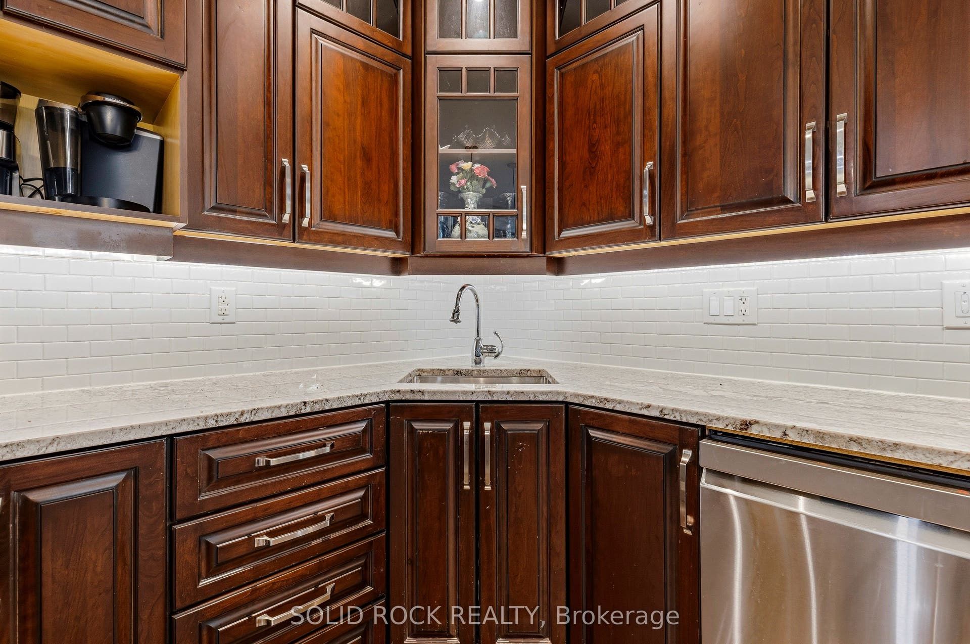 717 Upper Oak Leaf Road, Athens, Leeds And Grenville ON K0E 1B0 Ample storage in lighted custom cabinetry.