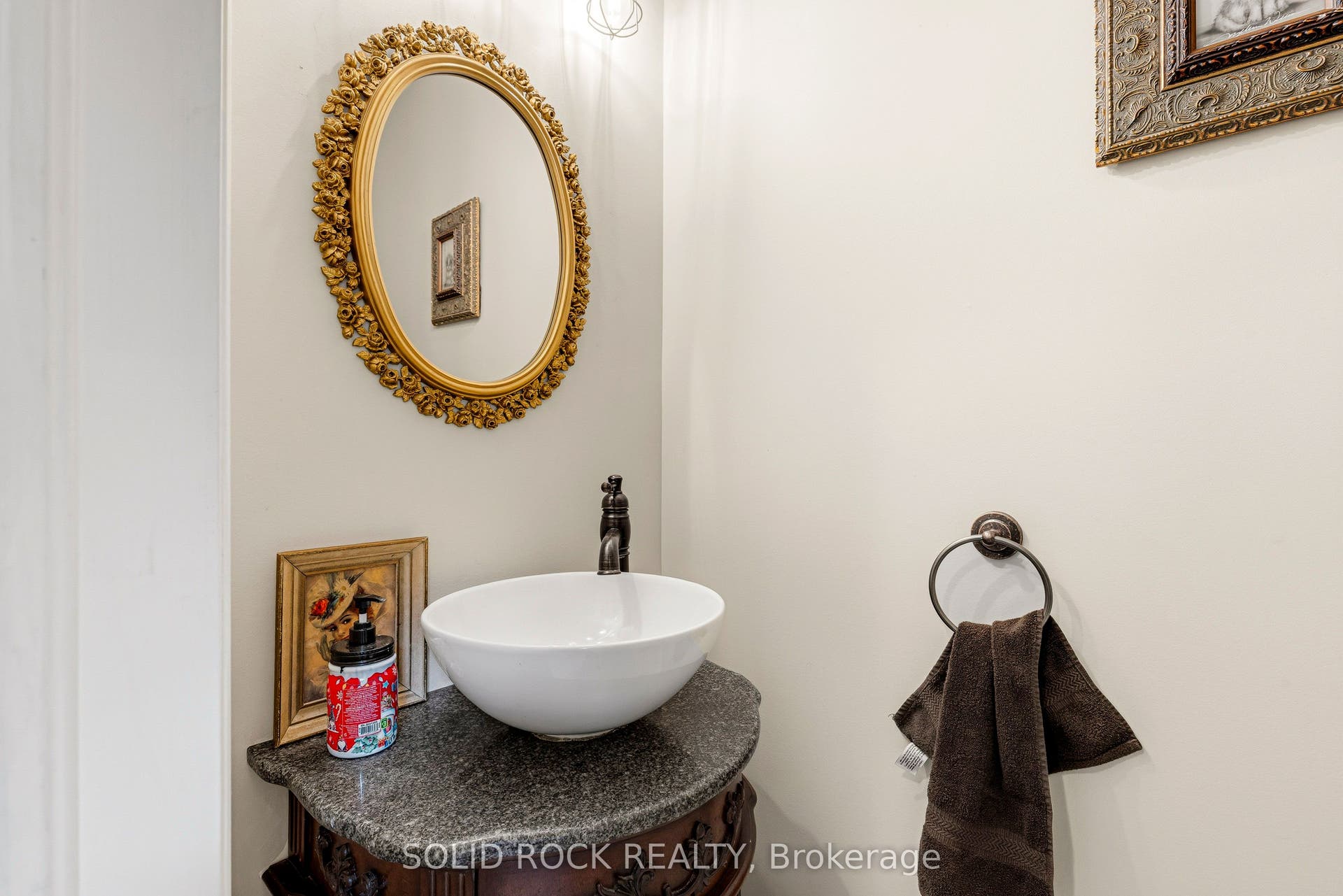 717 Upper Oak Leaf Road, Athens, Leeds And Grenville ON K0E 1B0 Powder room off mud/laundry room near dining room.