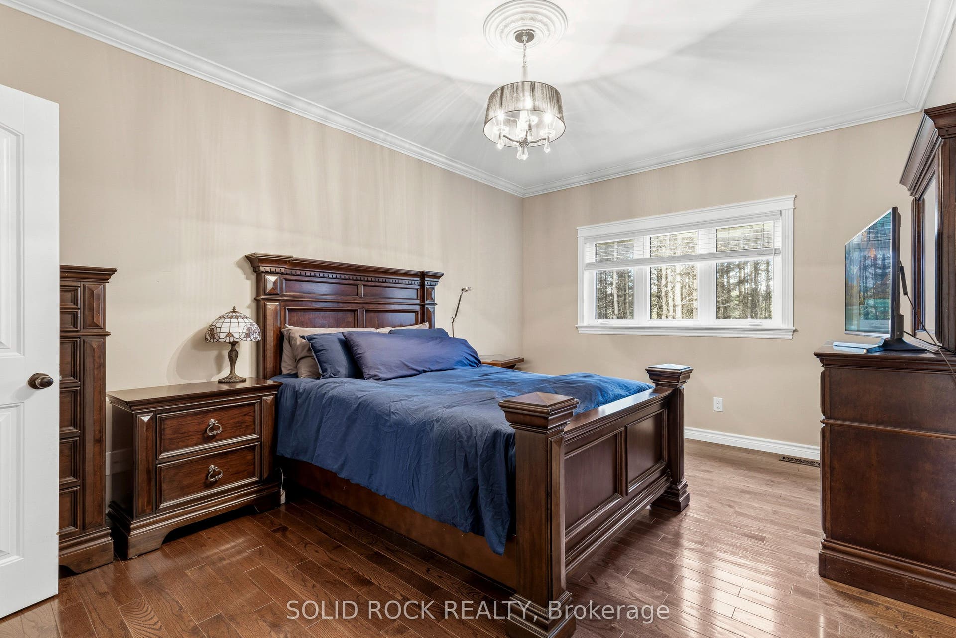 717 Upper Oak Leaf Road, Athens, Leeds And Grenville ON K0E 1B0 Large primary suite with ensuite & walk-in closet.