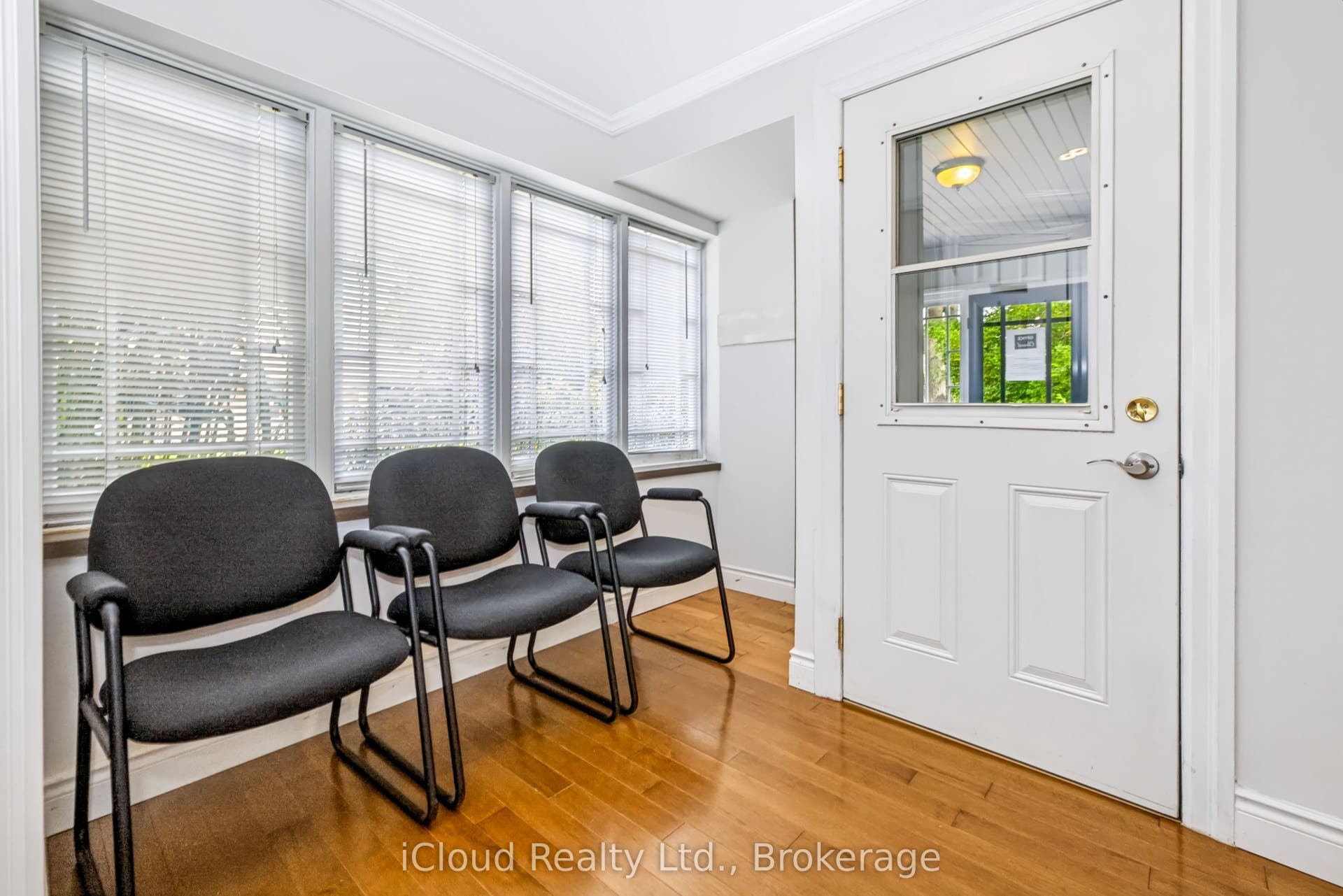 654 Duke Street, Cambridge, Waterloo ON N3H 3T5 Waiting Area