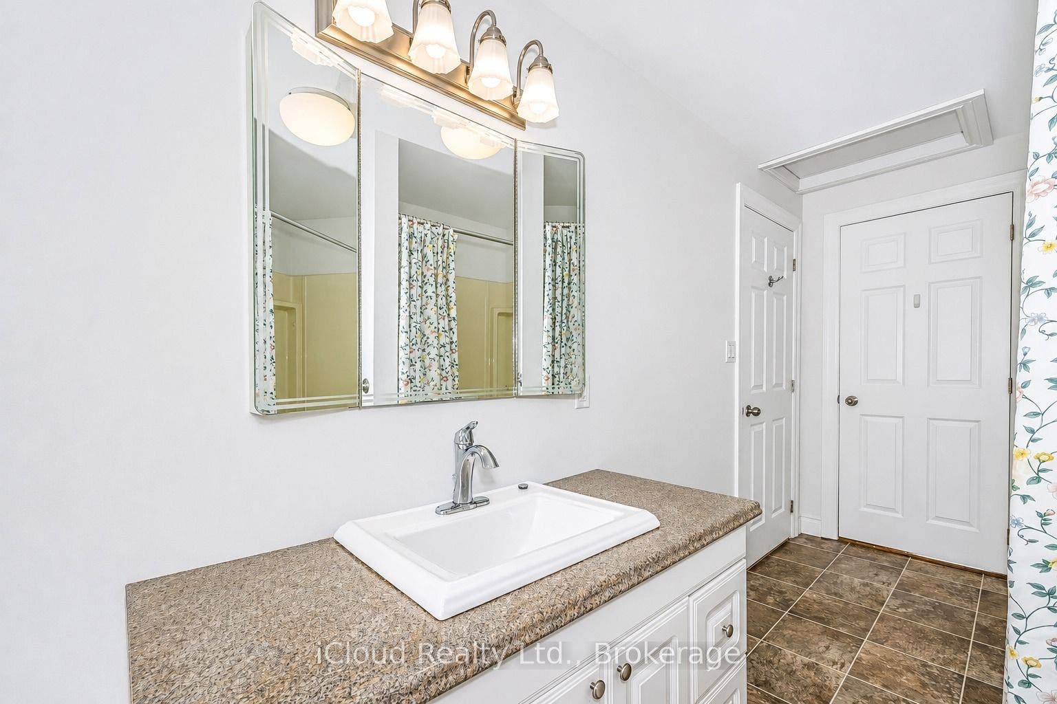 654 Duke Street, Cambridge, Waterloo ON N3H 3T5 Upper Level Bathroom (apt)