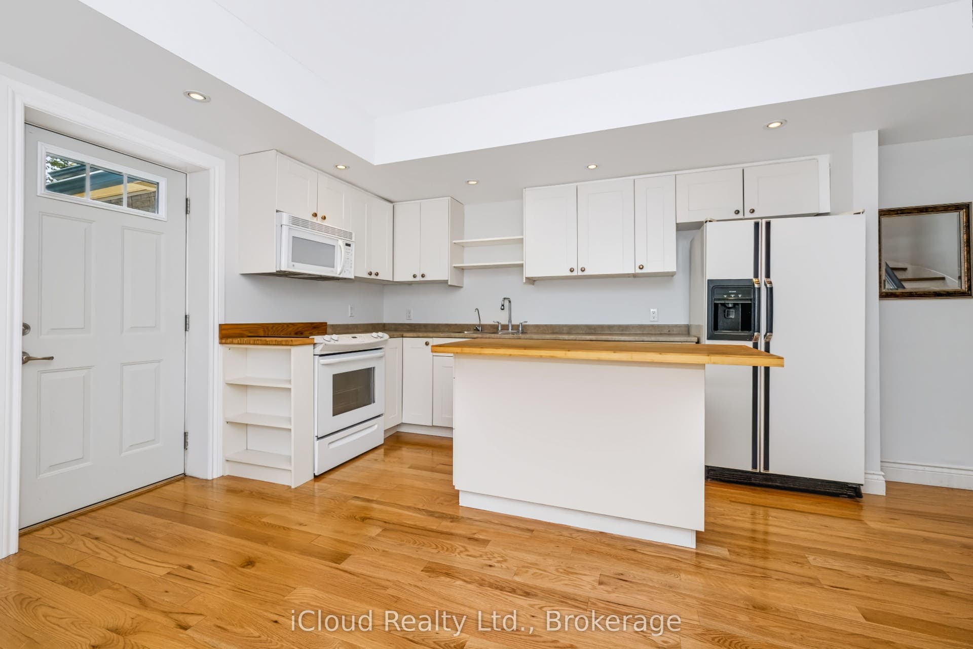 654 Duke Street, Cambridge, Waterloo ON N3H 3T5 Main Floor Apt Kitchen