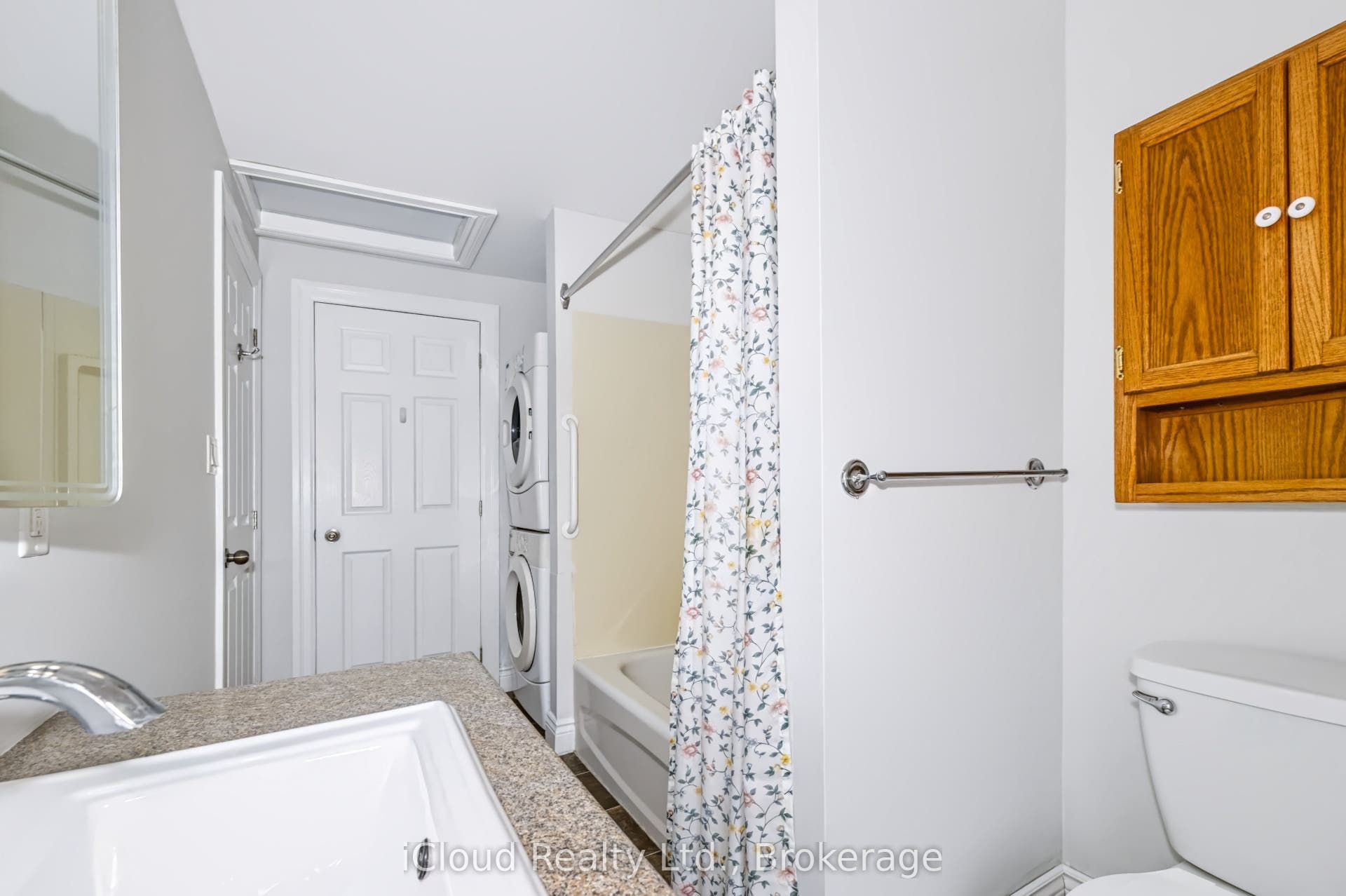 654 Duke Street, Cambridge, Waterloo ON N3H 3T5 Upper Level Bathroom (apt)