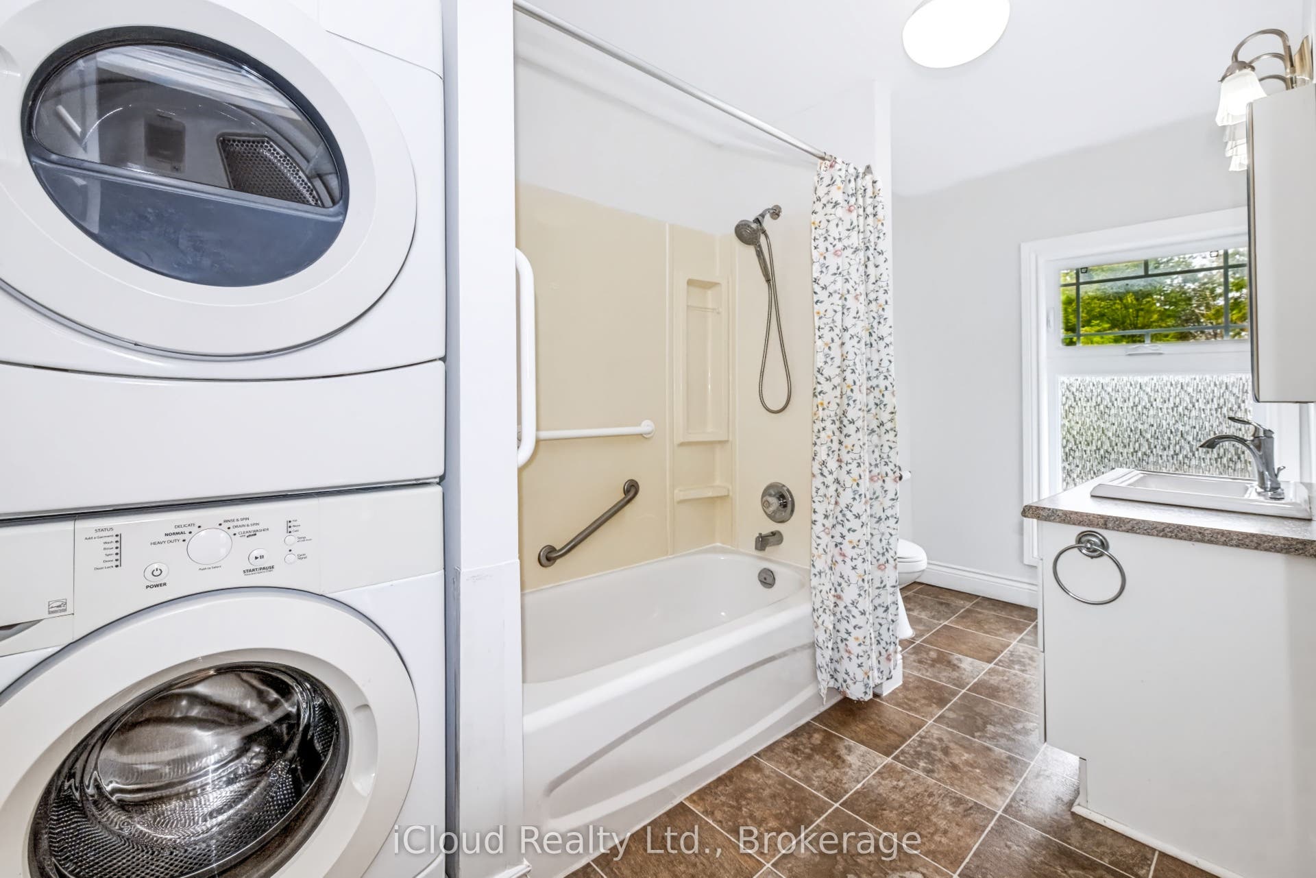 654 Duke Street, Cambridge, Waterloo ON N3H 3T5 Upper level Bathroom/Laundry