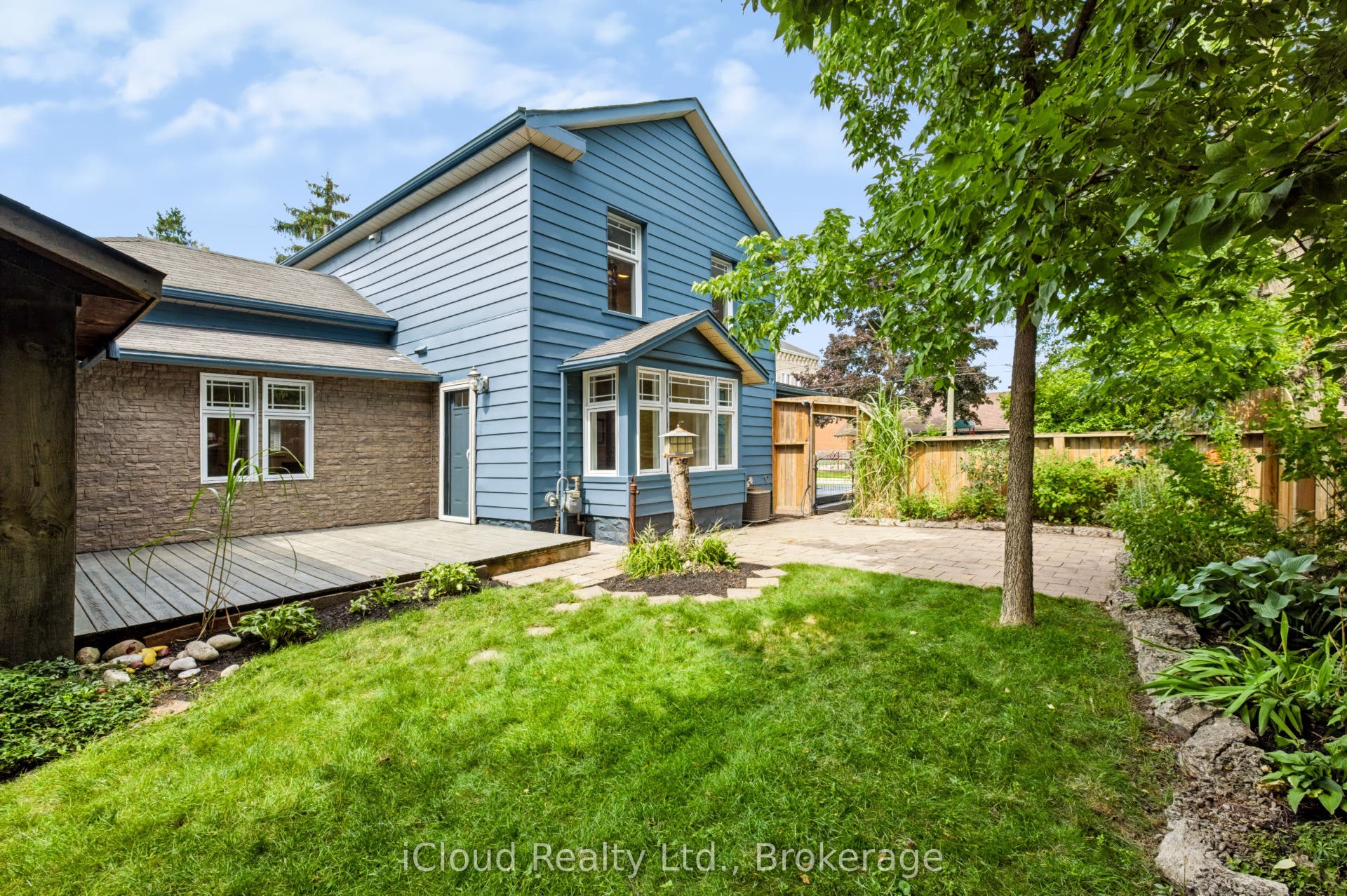 654 Duke Street, Cambridge, Waterloo ON N3H 3T5 Deck