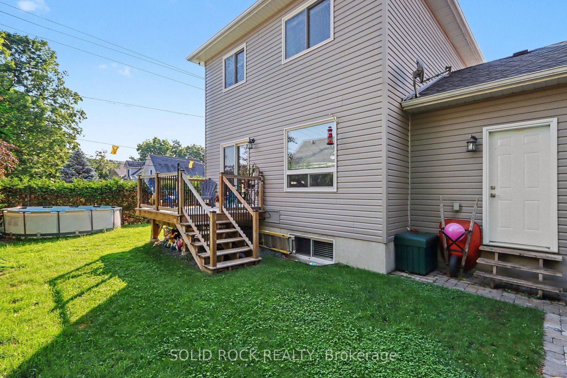 Private corner lot