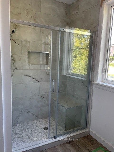 1115 Millwood Avenue, Brockville, Leeds And Grenville ON K6V 0E6 Walk in shower in end unit