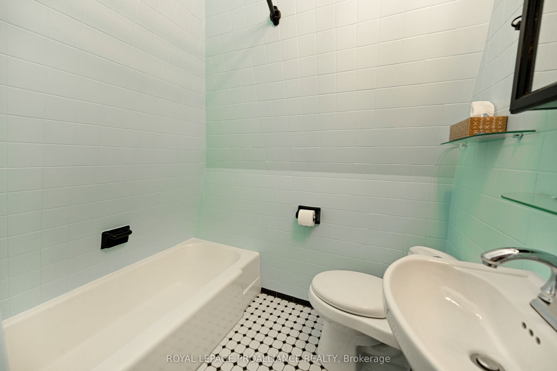 372 King Street W, Brockville, Leeds And Grenville ON K6V 3S6 Main House - Secondary Bath