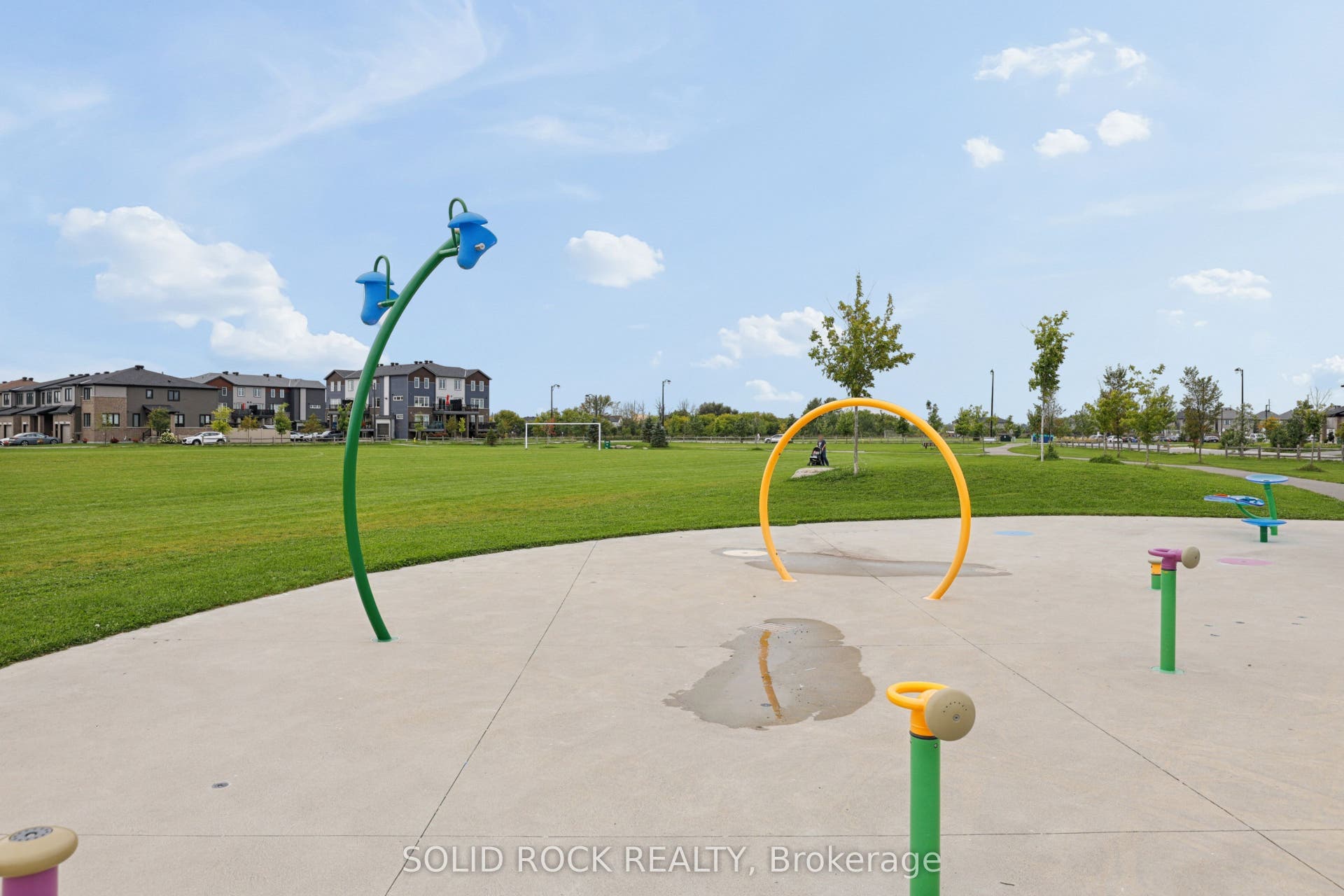 2529 Waterlilly Way, Barrhaven, Ottawa ON K2J 0K2 With splash pad!