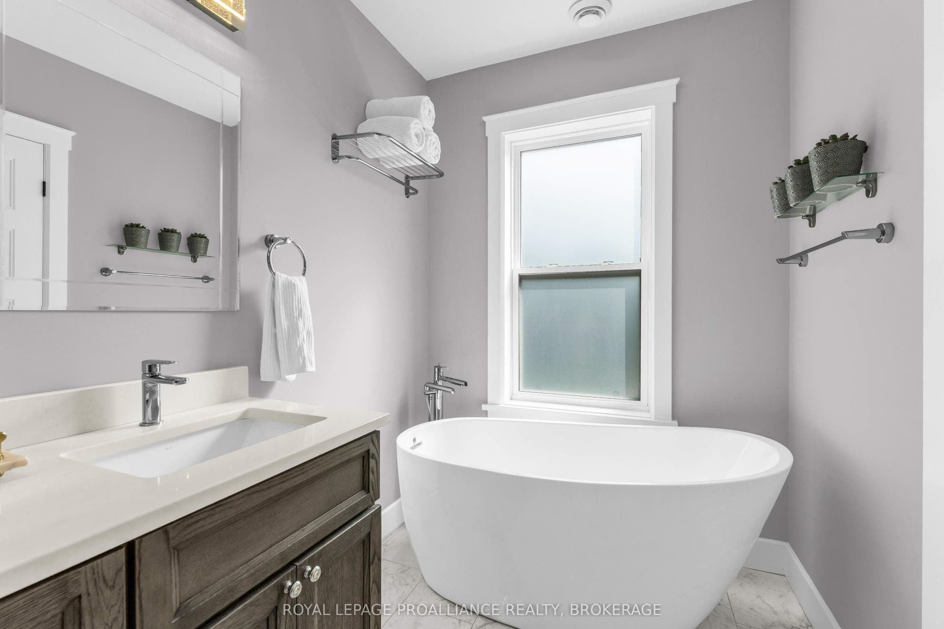32 Kensington Avenue, Kingston, Frontenac ON K7L 4B5