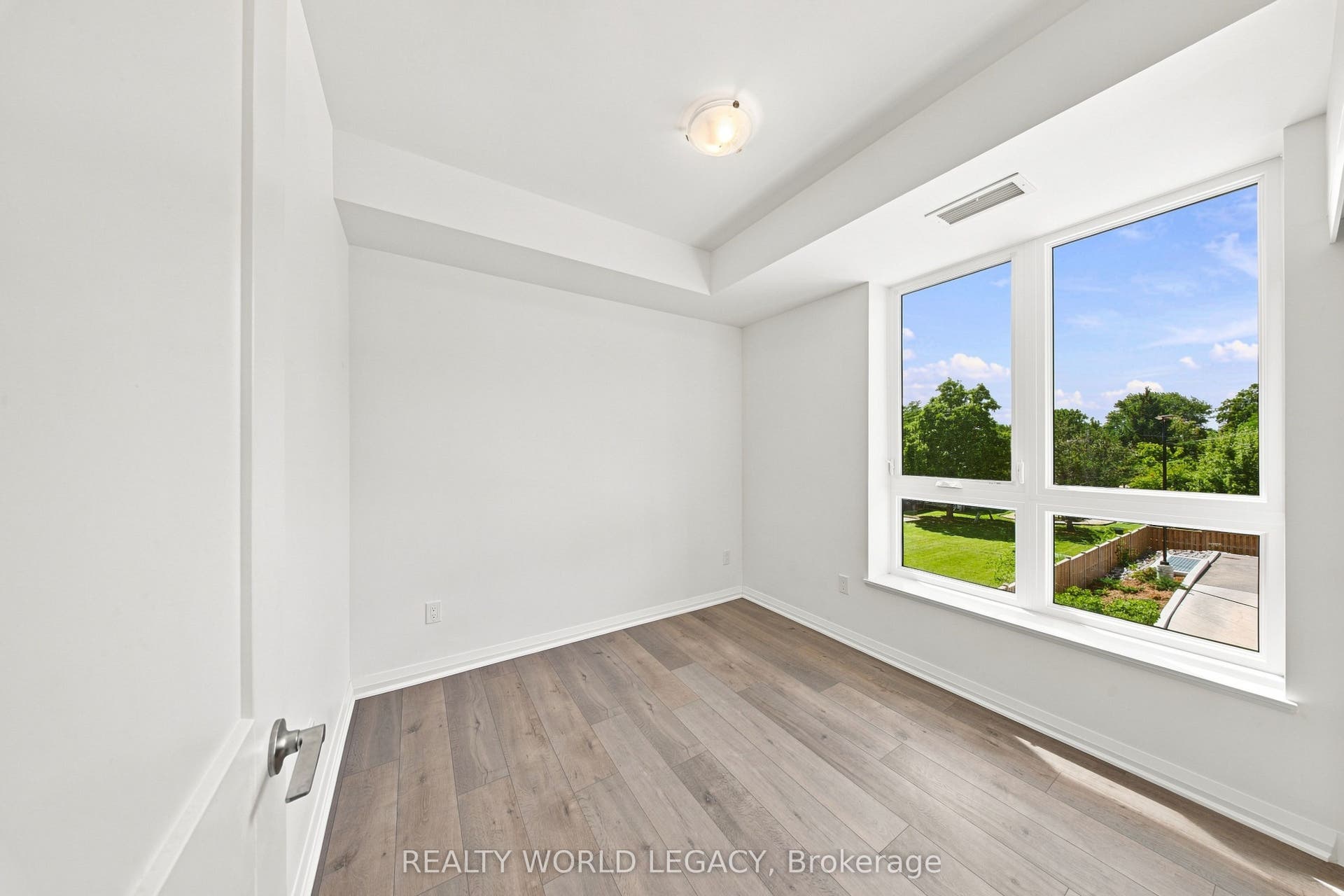 101 Golden Eagle Road, #215, Waterloo, Waterloo ON N2V 0H4 101 Golden Eagle Road, #215, Waterloo, Waterloo ON N2V 0H4