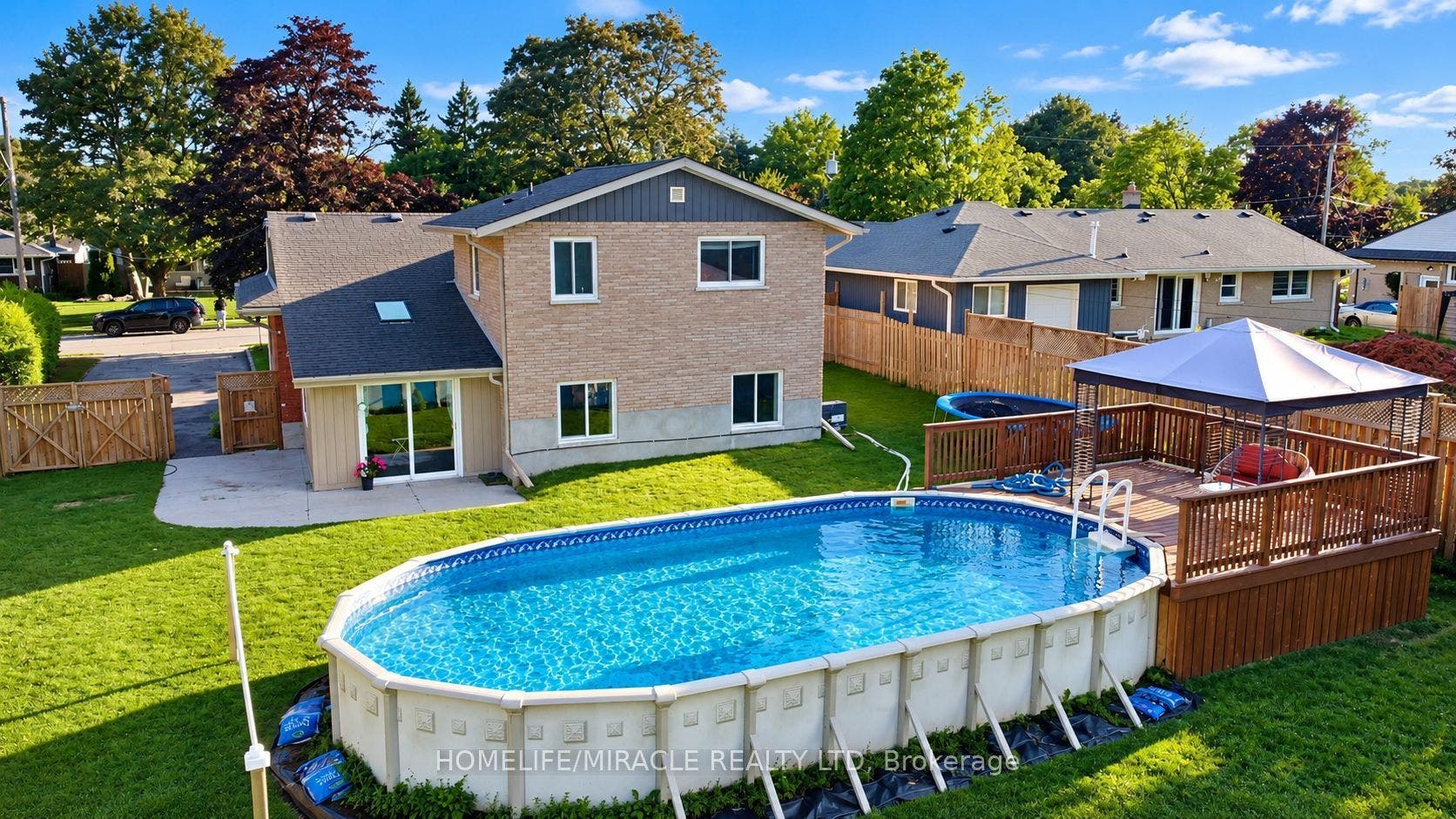 18 Clearview Drive, Cambridge, Waterloo ON N1S 1B2 18 Clearview Drive, Cambridge, Waterloo ON N1S 1B2
