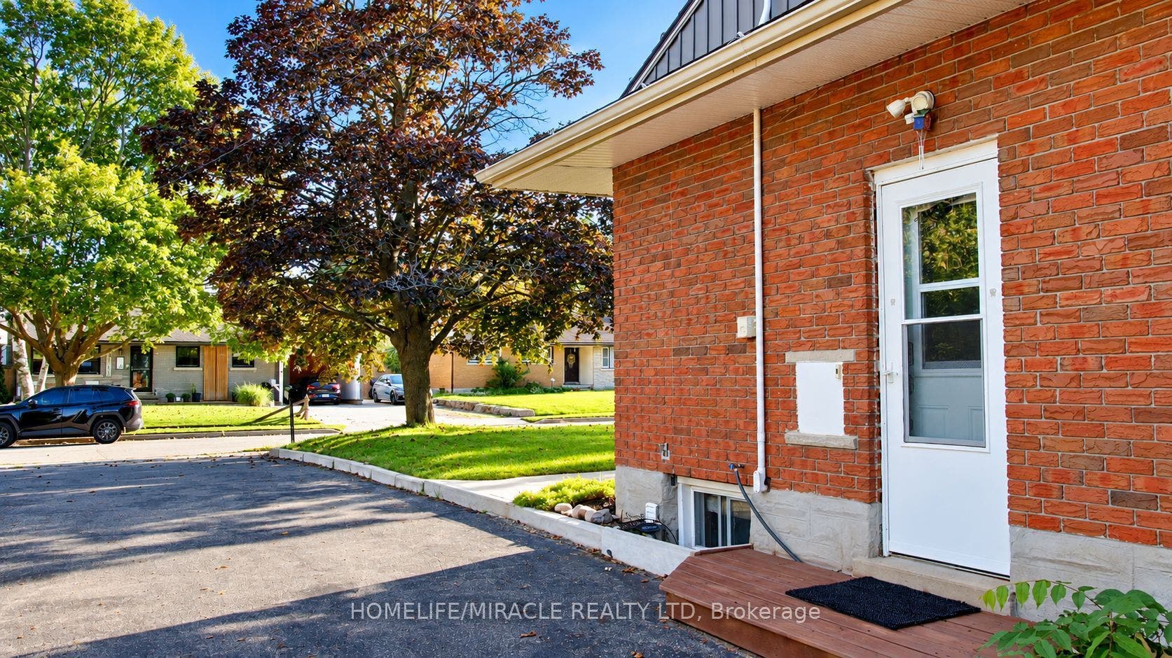 18 Clearview Drive, Cambridge, Waterloo ON N1S 1B2 18 Clearview Drive, Cambridge, Waterloo ON N1S 1B2