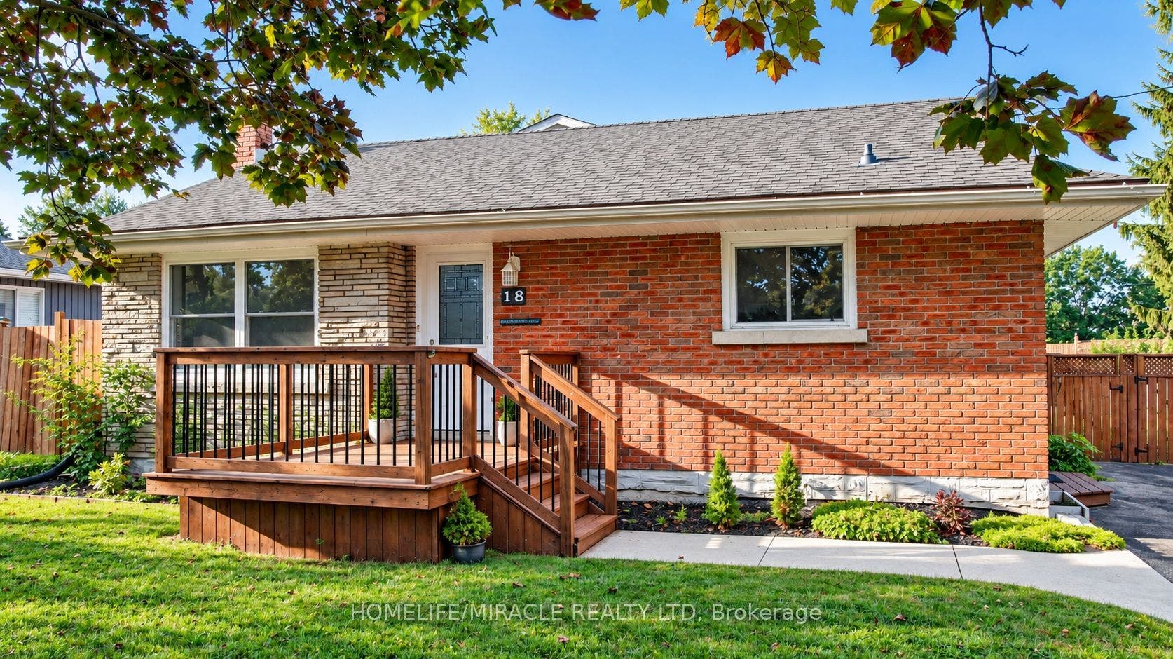 18 Clearview Drive, Cambridge, Waterloo ON N1S 1B2 18 Clearview Drive, Cambridge, Waterloo ON N1S 1B2