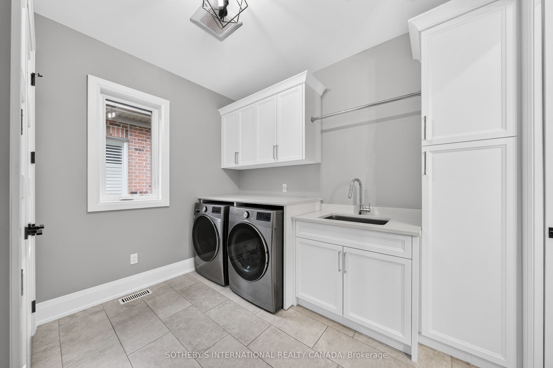 15 Langton Drive, Kitchener, Waterloo ON N2P 2X9 15 Langton Drive, Kitchener, Waterloo ON N2P 2X9