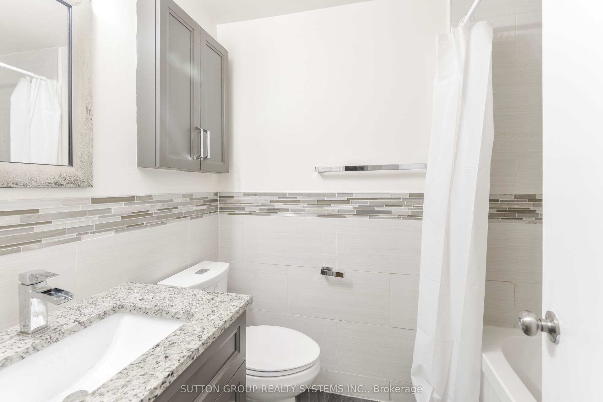 36 Enfield Drive, #Upper, Cambridge, Waterloo ON N1P 1A5 36 Enfield Drive, #Upper, Cambridge, Waterloo ON N1P 1A5
