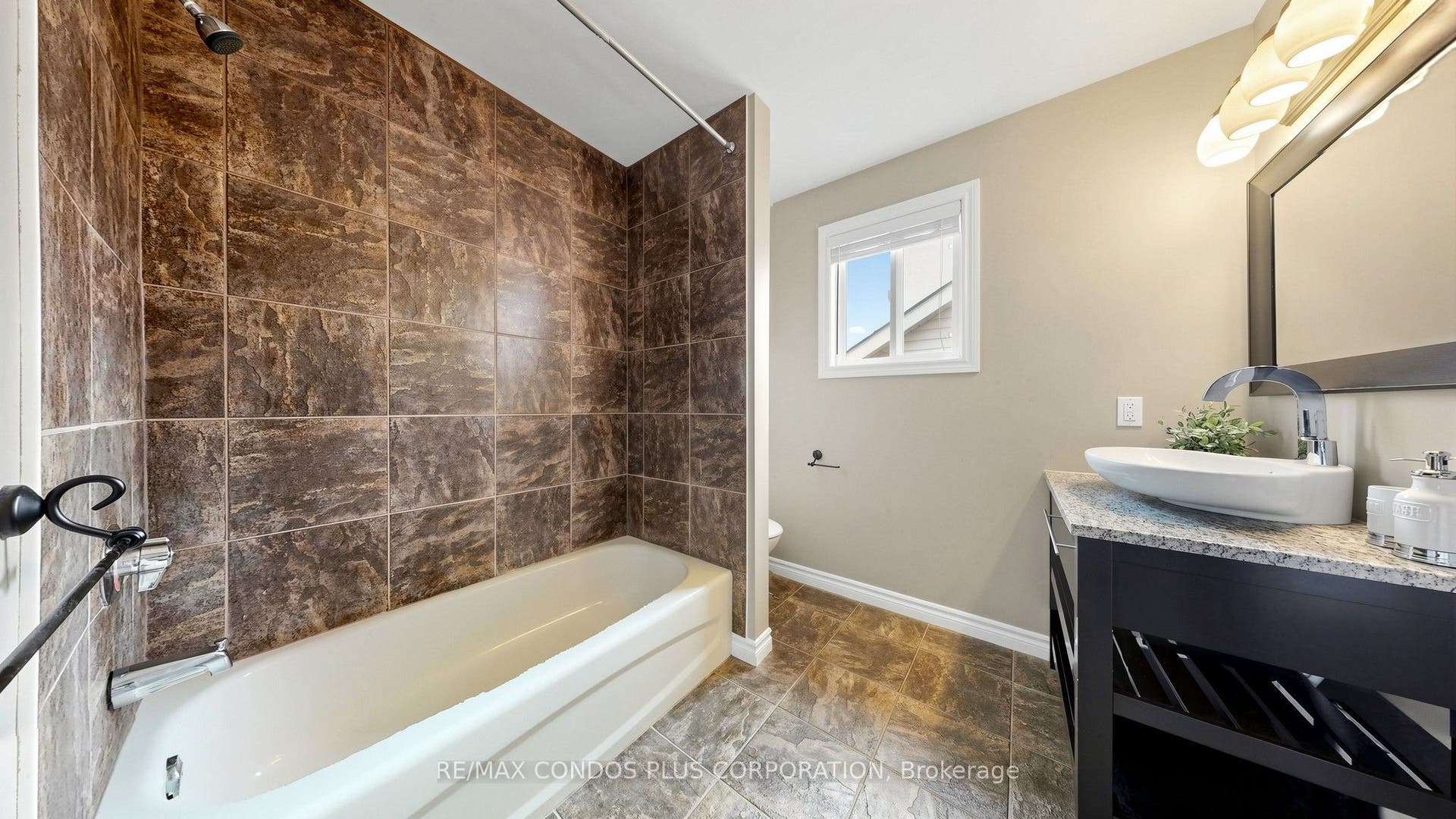 859 Brandenburg Boulevard, Waterloo, Waterloo, Waterloo ON N2T 2X6 Main Bath