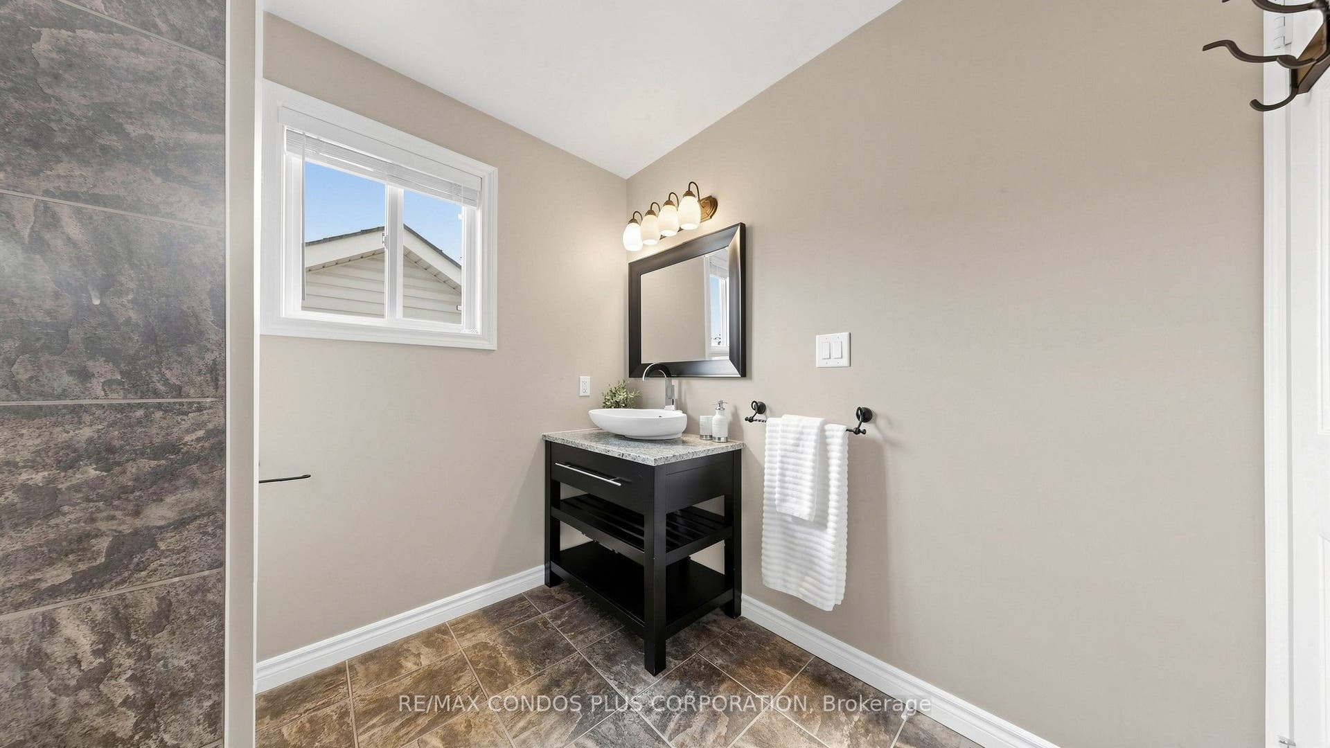 859 Brandenburg Boulevard, Waterloo, Waterloo, Waterloo ON N2T 2X6 Main Bath