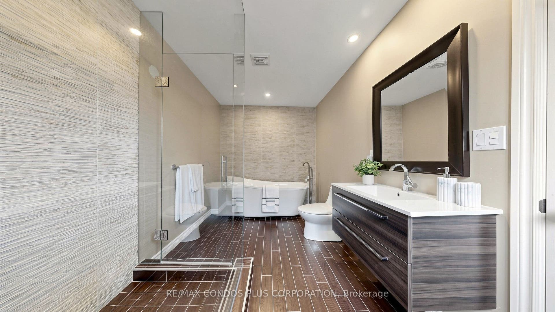859 Brandenburg Boulevard, Waterloo, Waterloo, Waterloo ON N2T 2X6 Primary En-suite Bath