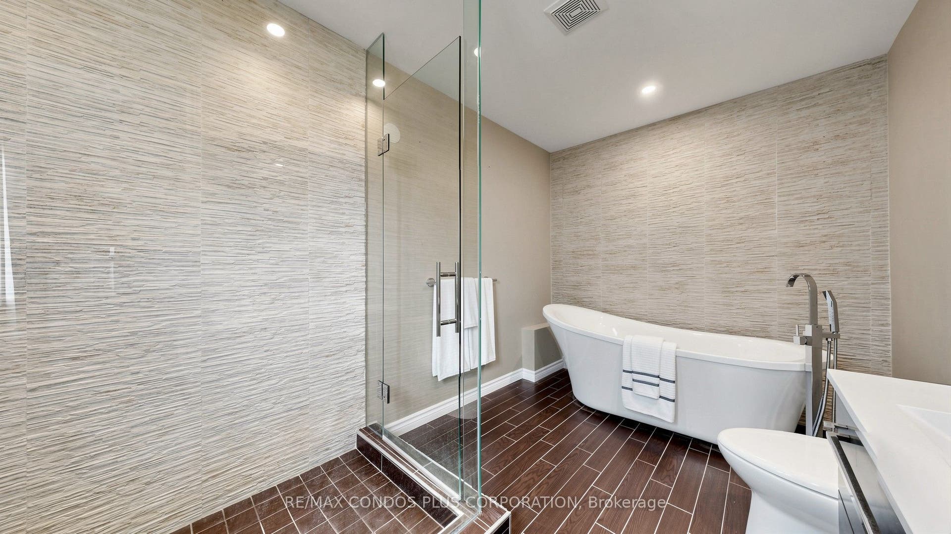 859 Brandenburg Boulevard, Waterloo, Waterloo, Waterloo ON N2T 2X6 Primary En-suite Bath