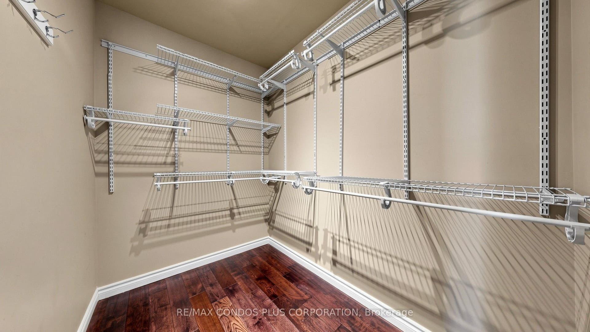 859 Brandenburg Boulevard, Waterloo, Waterloo, Waterloo ON N2T 2X6 Walk-in Closet in Primary Bedroom