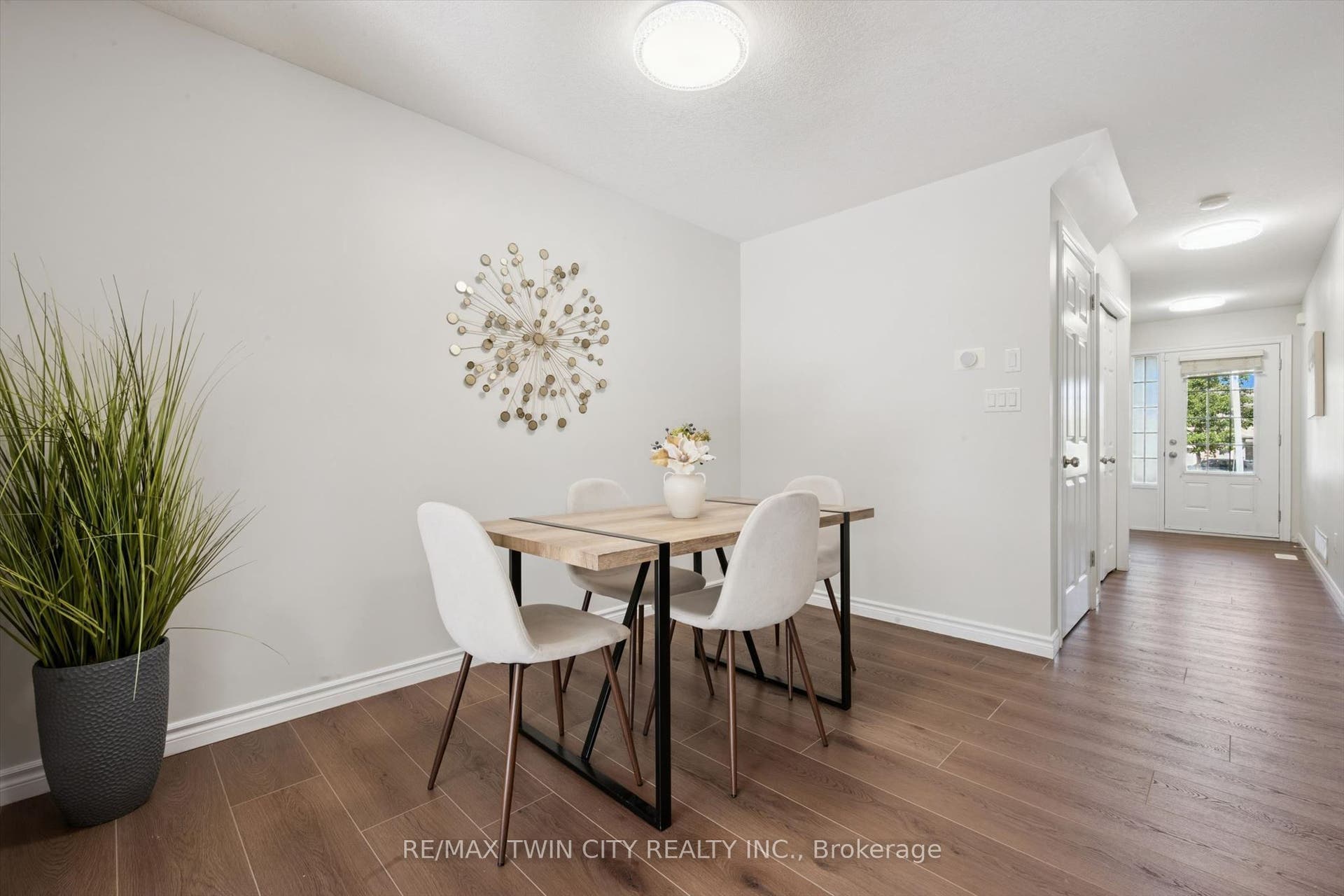555 Chablis Drive, #24, Waterloo, Waterloo ON N2T 2Y1 555 Chablis Drive, #24, Waterloo, Waterloo ON N2T 2Y1