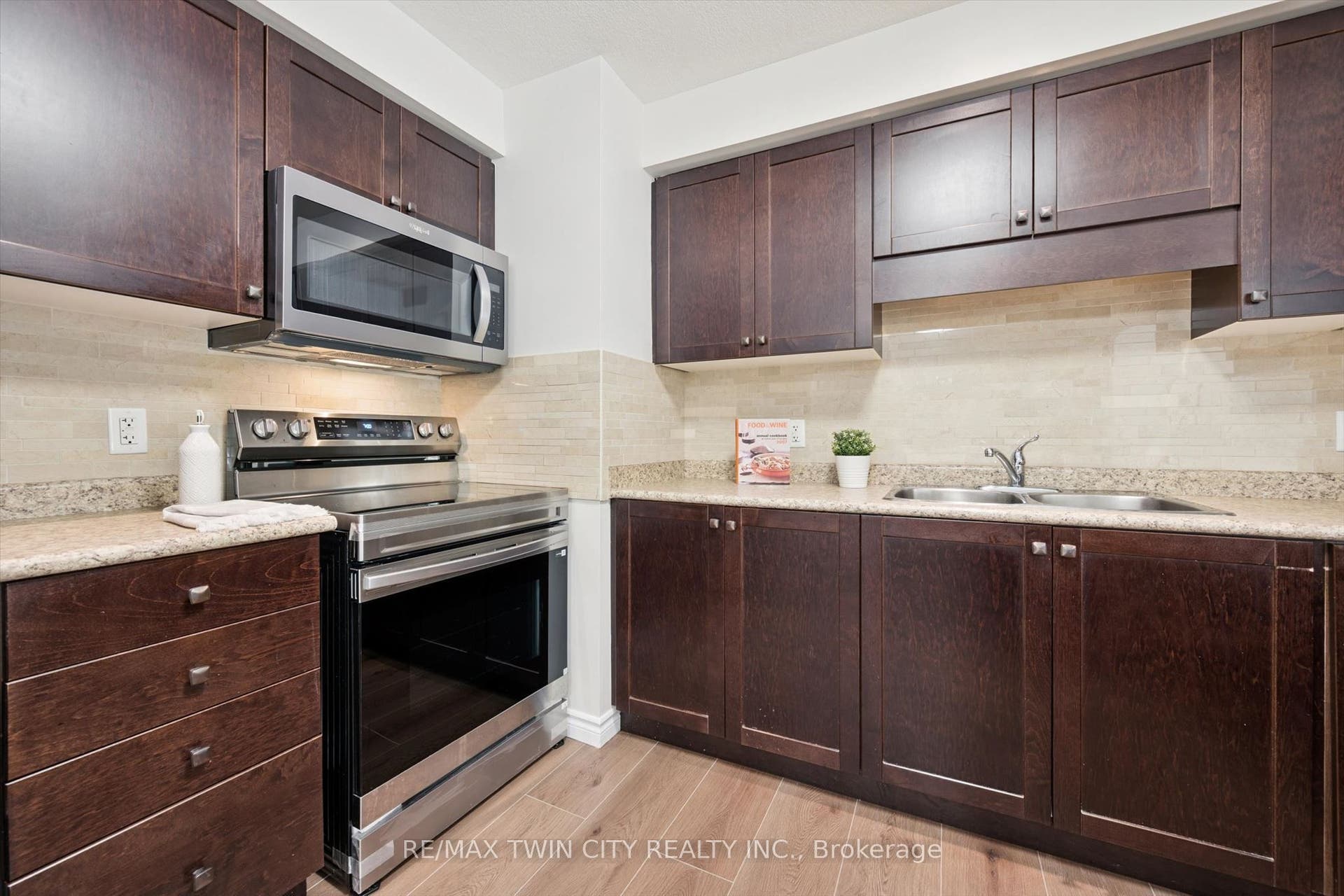 555 Chablis Drive, #24, Waterloo, Waterloo ON N2T 2Y1 555 Chablis Drive, #24, Waterloo, Waterloo ON N2T 2Y1